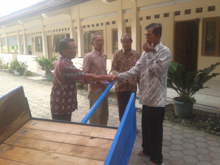 Penyerahan Bantuan Gerobak Dorong untuk Kelompok Tani