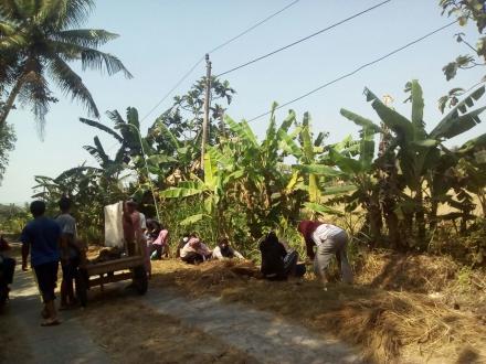 Gotong Royong Warga Bersama KKN