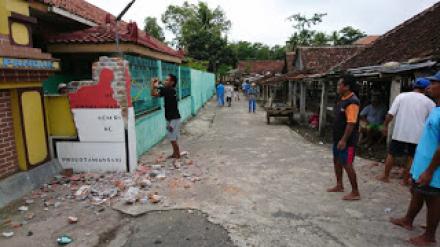 Gotong Royong Pembongkaran Gapura Lama 