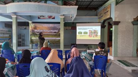 KKN UNS Kelompok 005 Ajak Warga Tegallayang 10 Manfaatkan Botol Bekas untuk Hidroponik